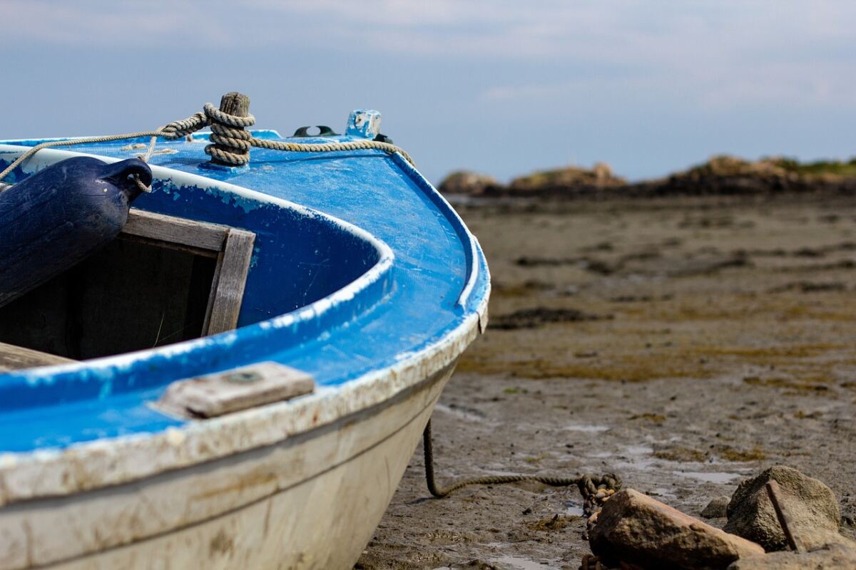 barca vuota su una spiaggia