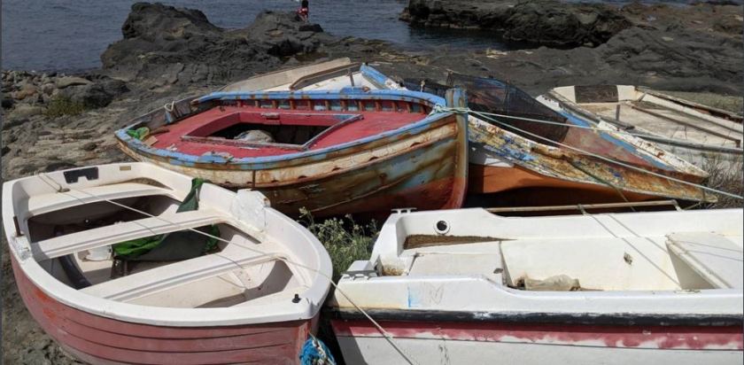 barche abbandonate sulla riva